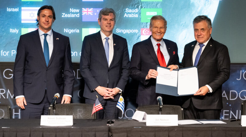 La NASA recibe al ministro de Relaciones Exteriores de Uruguay para la firma de los Acuerdos de Artemis