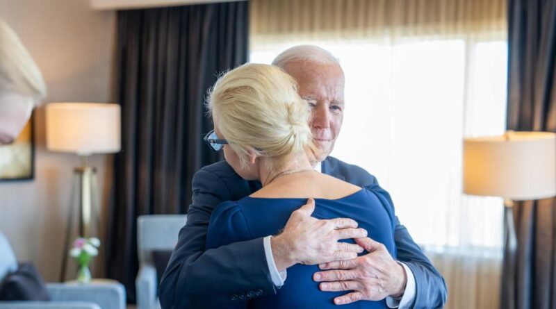 Biden meets with Alexey Navalny’s wife and daughter to express “heartfelt condolences”